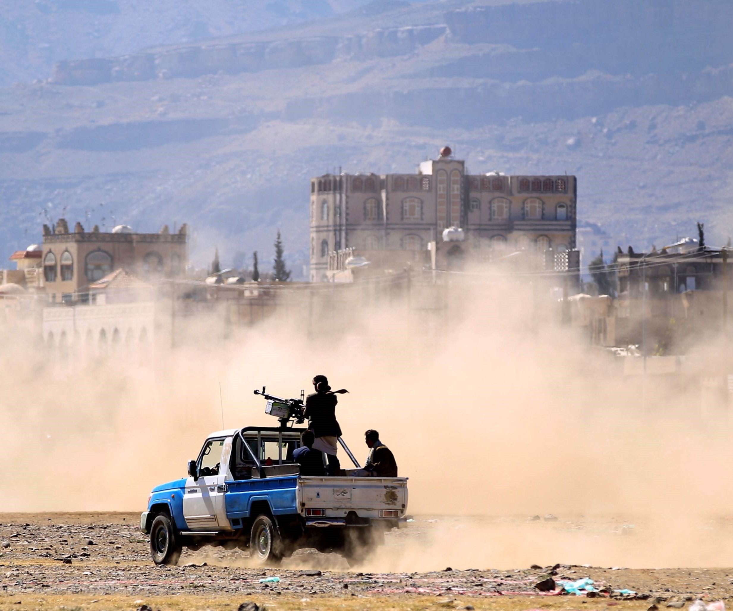 Hadi and Islah forces deploy new military reinforcements to the area. Hadi and Islah forces deploy new military reinforcements to the area.