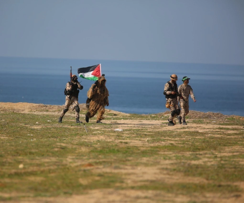 Palestinians holding the Palestinian flag on a hill in occupied Palestine (Archive) Palestinians holding the Palestinian flag on a hill in occupied Palestine (Archive)