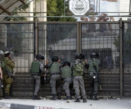 The occupation forces fired rubber-coated metal bullets and sound bombs in the vicinity of Al-Quds University. The occupation forces fired rubber-coated metal bullets and sound bombs in the vicinity of Al-Quds University.