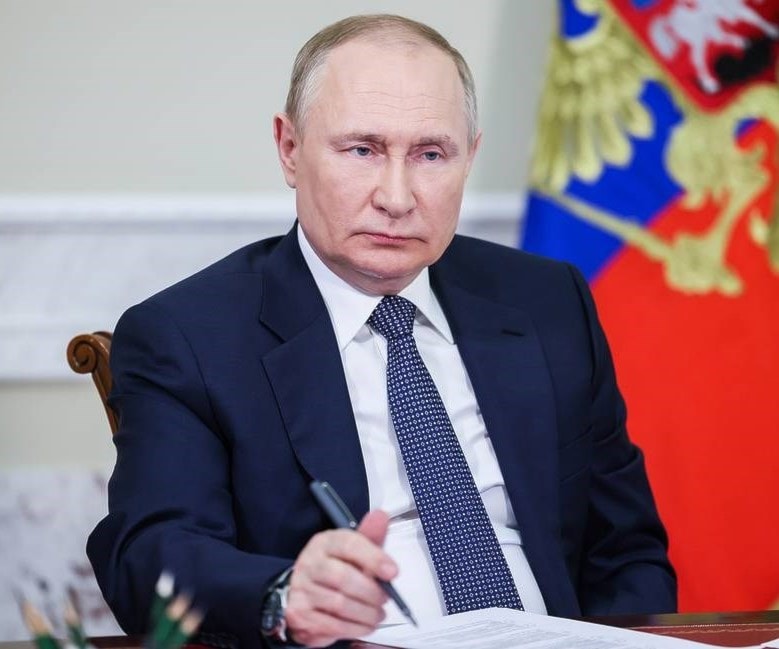 Putin signs law banning licenses to foreign users of mineral resources. Putin signs law banning licenses to foreign users of mineral resources.