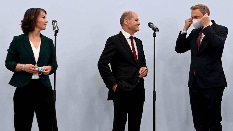 Co-leader of Germany's Greens, Annalena Baerbock, Finance Minister and Vice-Chancellor and candidate for chancellor Olaf Scholz, and leader of Germany's FDP party Christian Lindner in Berlin on October 15, 2021 | AFP