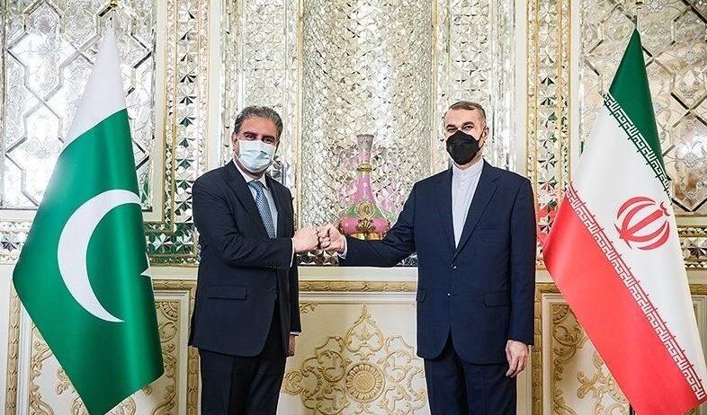 Iranian Foreign Minister Hossein AmirAbdollihan with his Pakistani counterpart Shah Mahmood Qureshi. (archive)