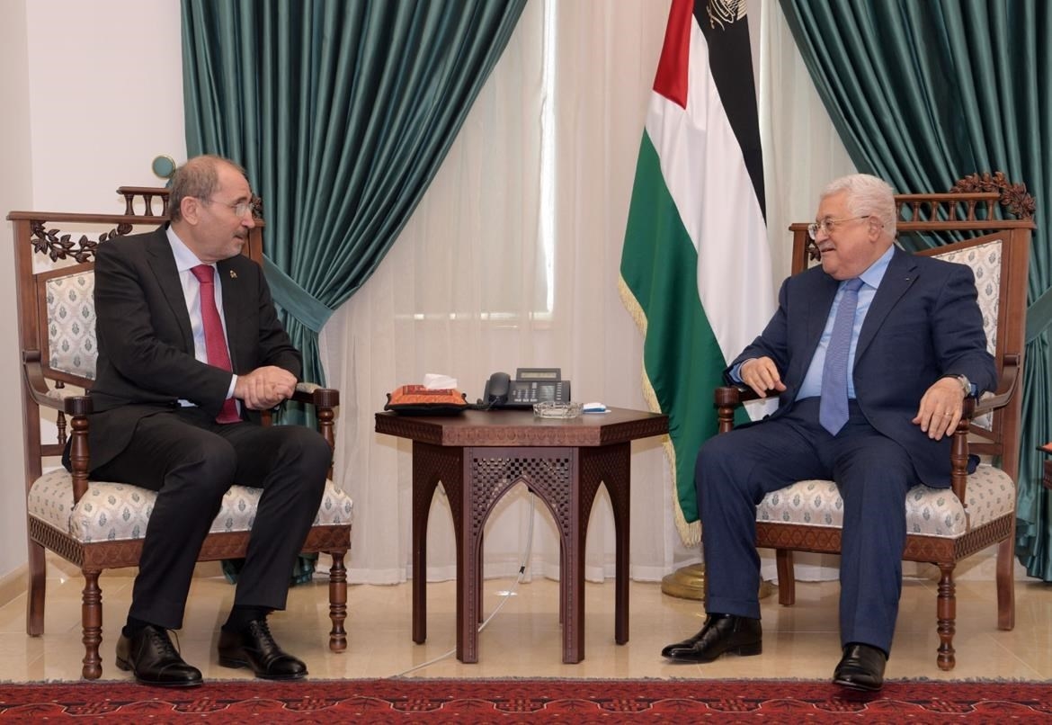 Palestinian President Mahmoud Abbas (R) and Jordanian Foreign Minister Ayman Safadi (L) pictured during their meeting on November 27, 2021(Credit: WAFA)