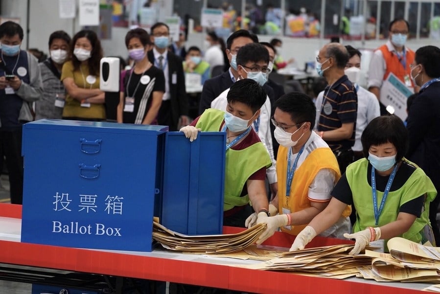 Staff members work at a counting station in Hong Kong, south China, Sept. 19, 2021. (Xinhua)