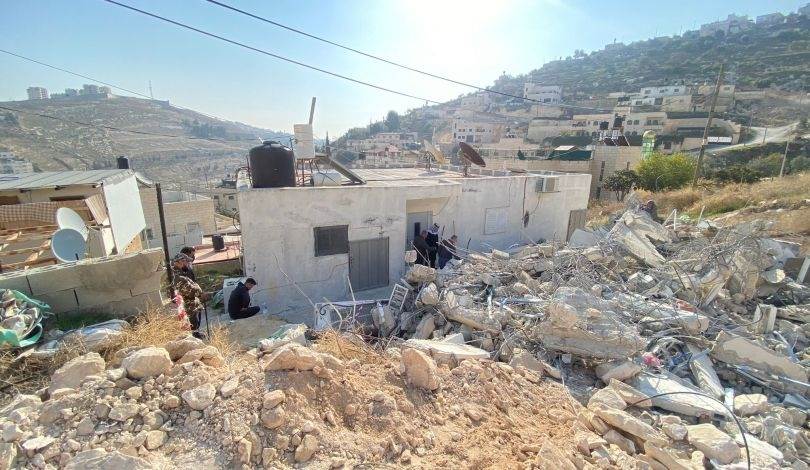 Occupation demolishes a house in occupied al-Quds, arrests four Palestinians