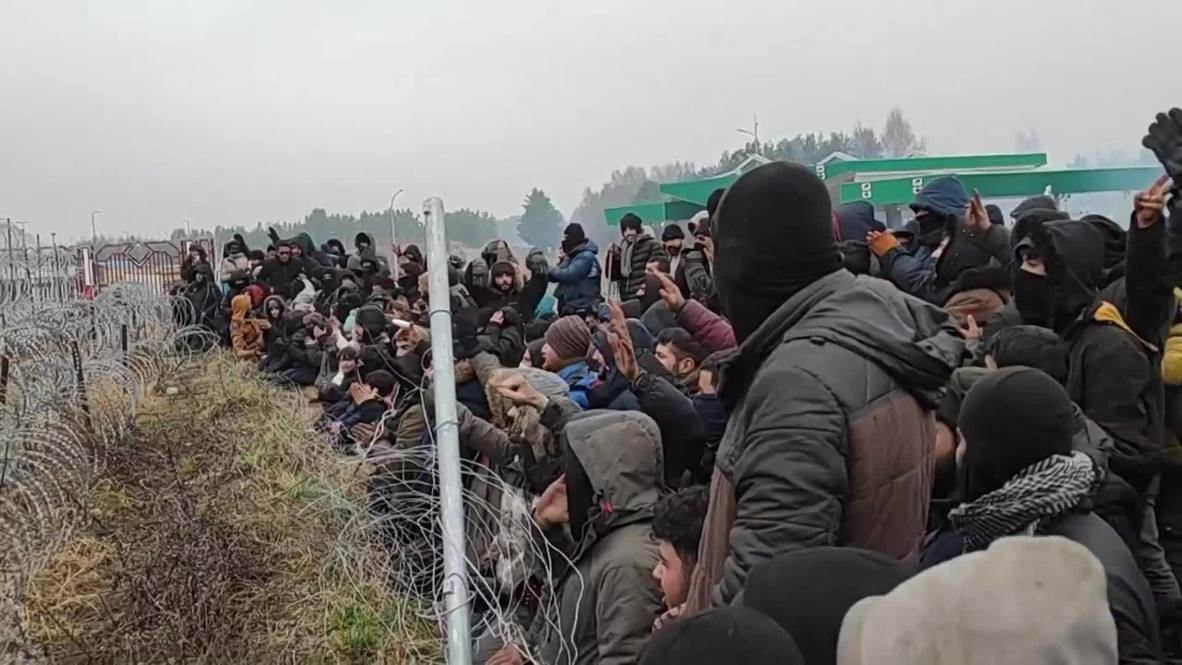 The Bruzgi checkpoint, where thousands of migrants gathered (Ruptly)