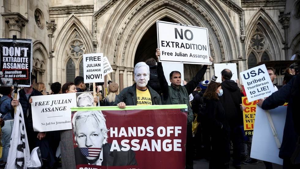 Supporters of Wikileaks founder Julian Assange protest outside the Royal Courts of Justice in London, Britain, October 28, 2021 (Credit: Reuters)