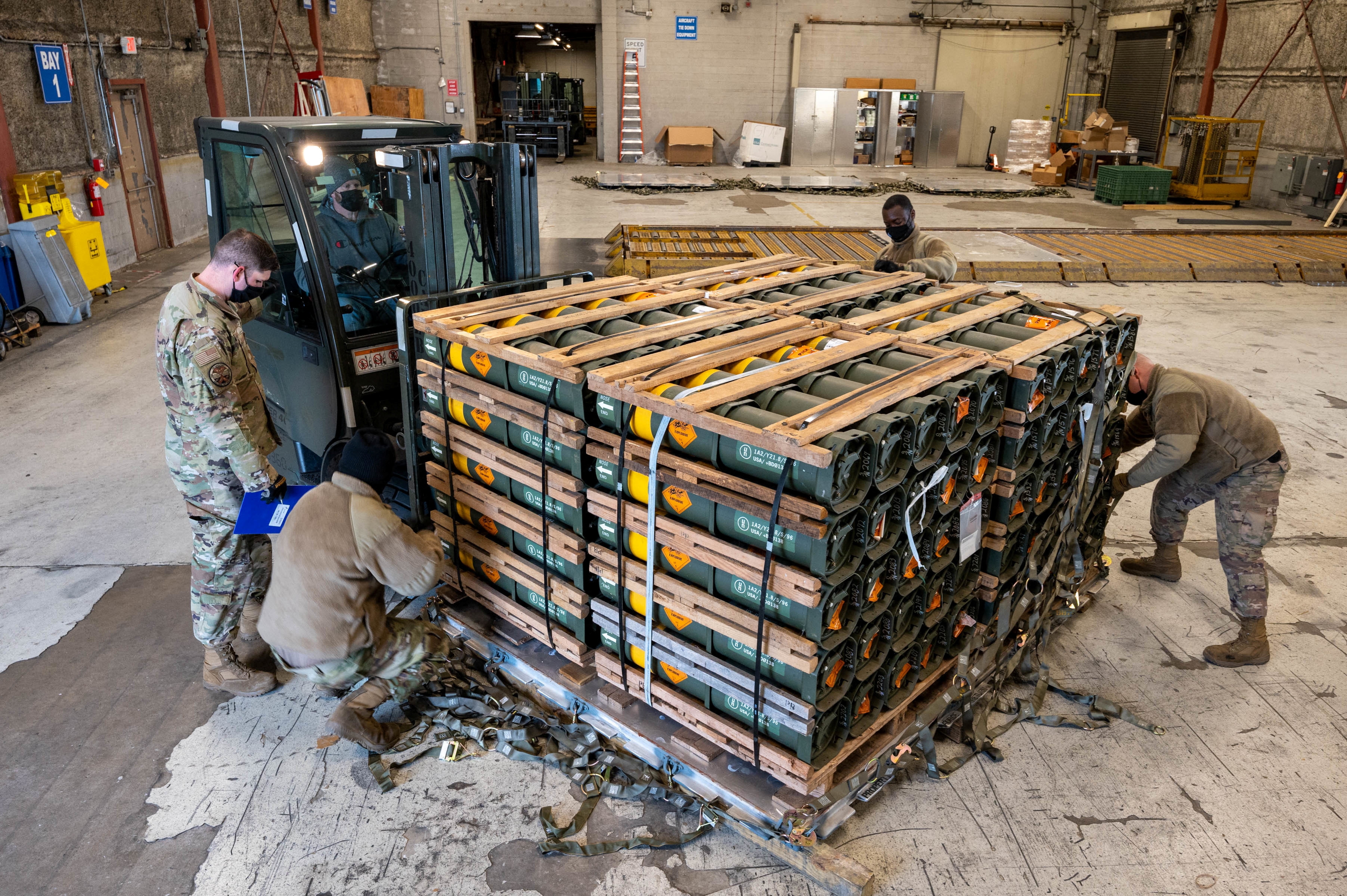 Airmen and civilians from the 436th Aerial Port Squadron palletize ammunition, weapons, and other equipment bound for Ukraine in Delaware, US January 21, 2022 (Reuters)