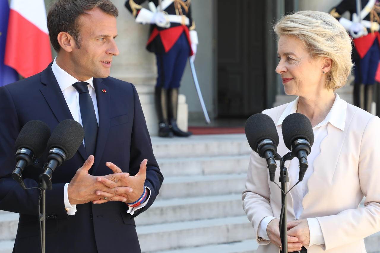French President Emmanuel Macron alongside European Commission President Ursula Van der Leyen, January 7, 2021, at the Elysee Palace (Source: REUTERS, Gonzalo Fuentes)