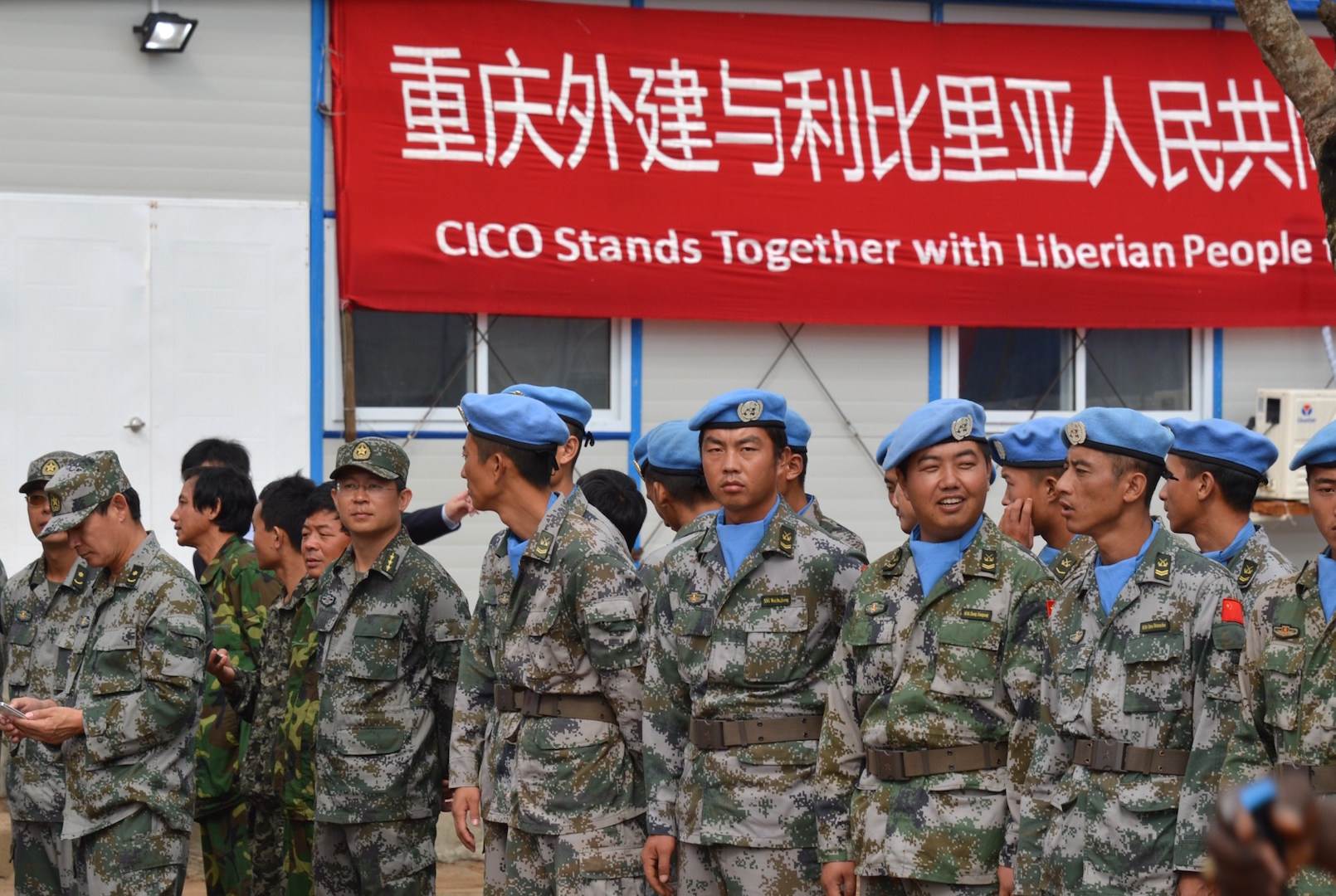 Members of a 160-strong Chinese army medical team attend the opening of a $41 million Chinese-funded ebola treatment hospital, Monrovia, Liberia, November 25, 2014 (AFP)