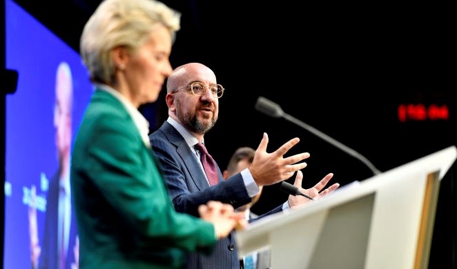 European Council President Charles Michel, right, and European Commission President Ursula von der Leyen address a media conference at an EU summit in Brussels, Friday, October 21, 2022. GEERT VANDEN WIJNGAERT / AP.