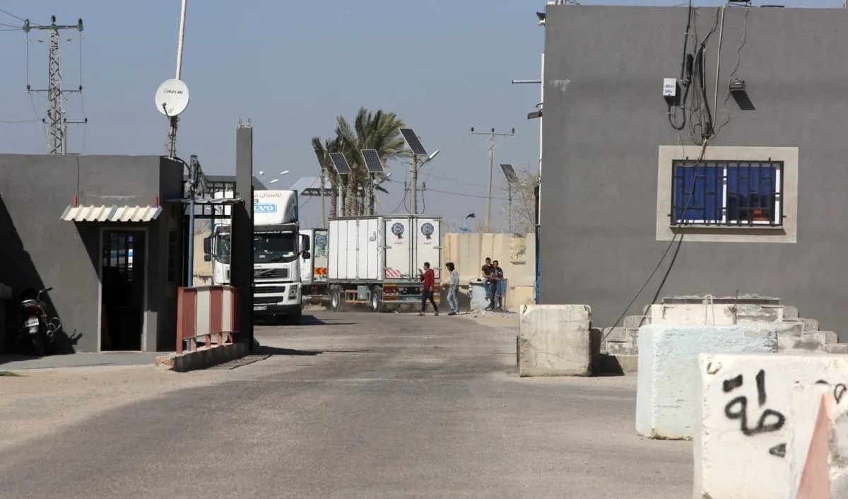 Occupation imposes security cordon on West Bank and closes Gaza crossings.