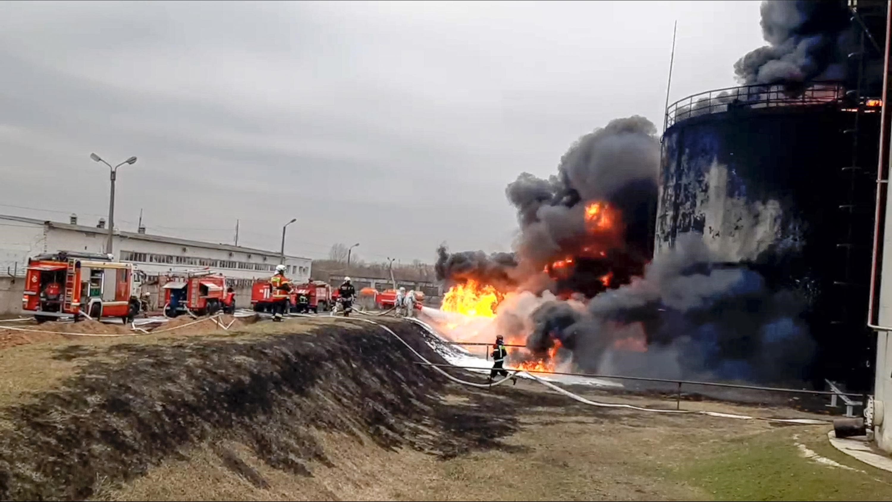 Fuel depot fire in Oryol (AP)