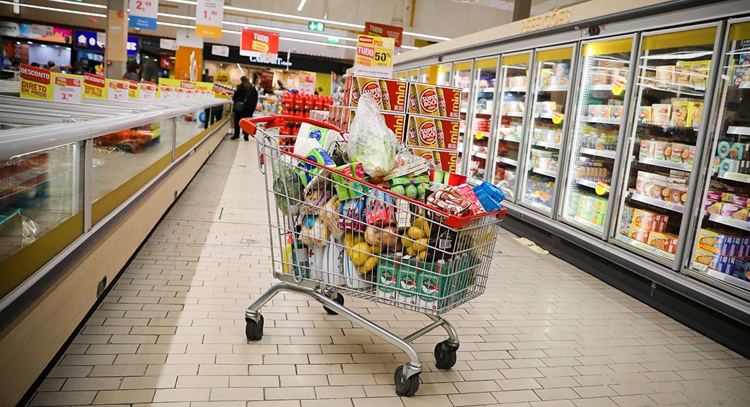 UK single parents skipping meals due to food price inflation. Source: JOSÉ COELHO/LUSA.