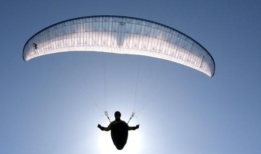 Paraglider saves woman trapped on sinking car