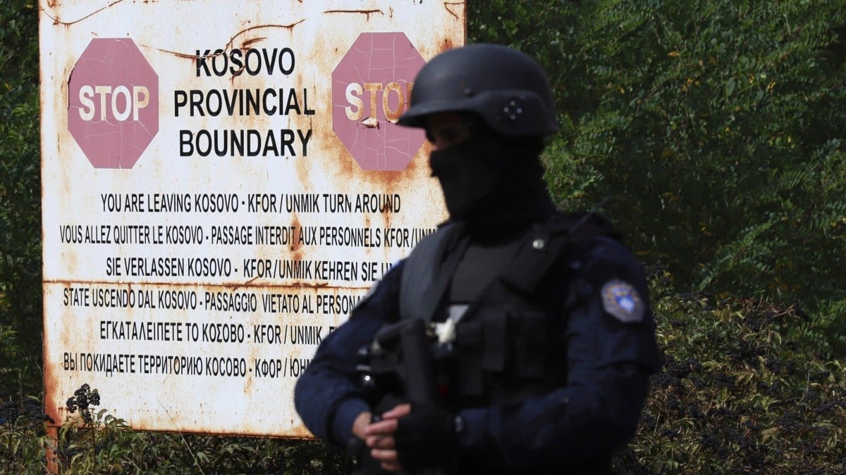 A Kosovo police officer at the Jarinje border (Radio Free Europe)