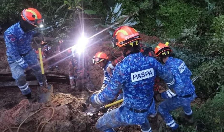 Malaysian rescuers attempting to save people from under the ruble (Twitter)