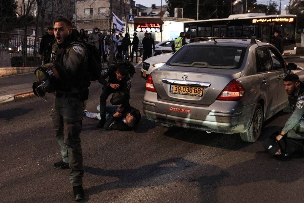 The Israeli occupation forces attack the people in the Sheikh Jarrah neighborhood