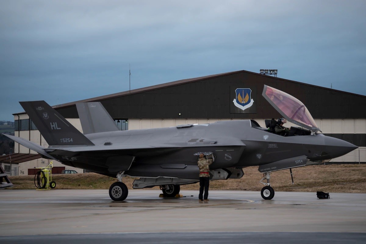 A US Air Force F-35A Lightning II from the 34th Fighter Squadron at Hill Air Force Base, Utah, taxis to an aircraft shelter on Spangdahlem Air Base, Germany, February 16, 2022