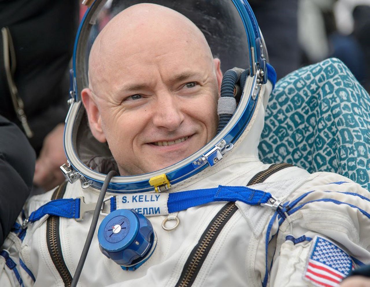 US astronaut returns to Earth with Russian cosmonauts