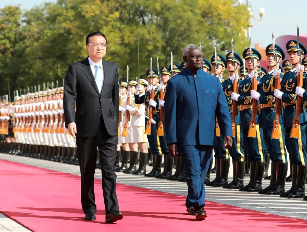 Chinese Premier Li Keqiang and Solomon Islands PM Manasseh Sogavare