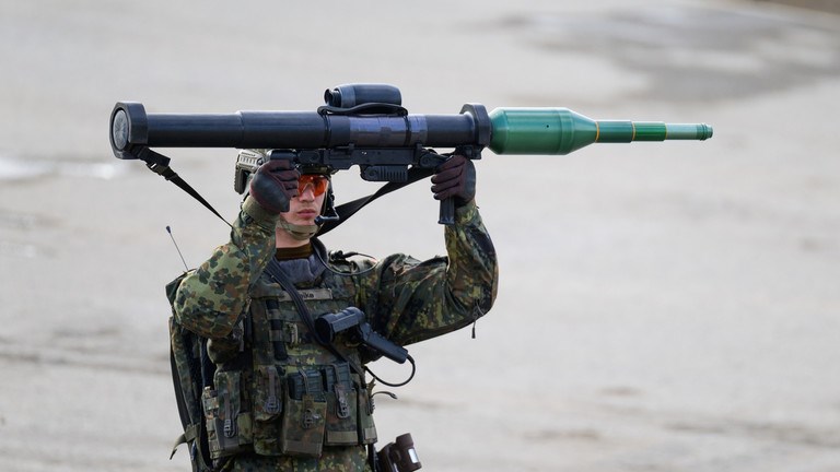 A German soldier holds a portable anti-tank missile launcher Panzerfaust 3 in Munster, Germany, on June 2, 2021. (Global Look Press)