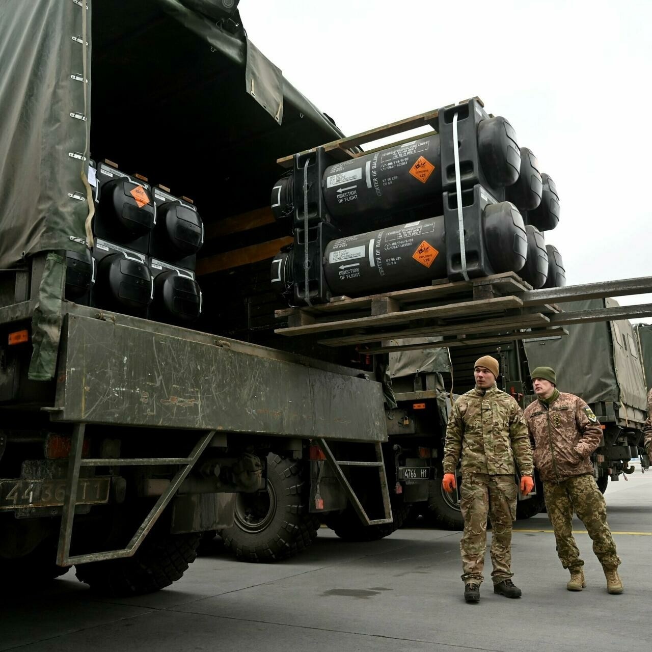 Ukrainian servicemen load a truck with the FGM-148 Javelin provided by the United States to Kiev (AFP)