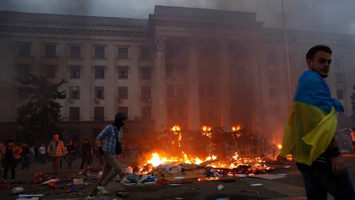 Trade Union building on fire in the center of Ukraine's southern port city of Odessa May 2, 2014 (Reuters)