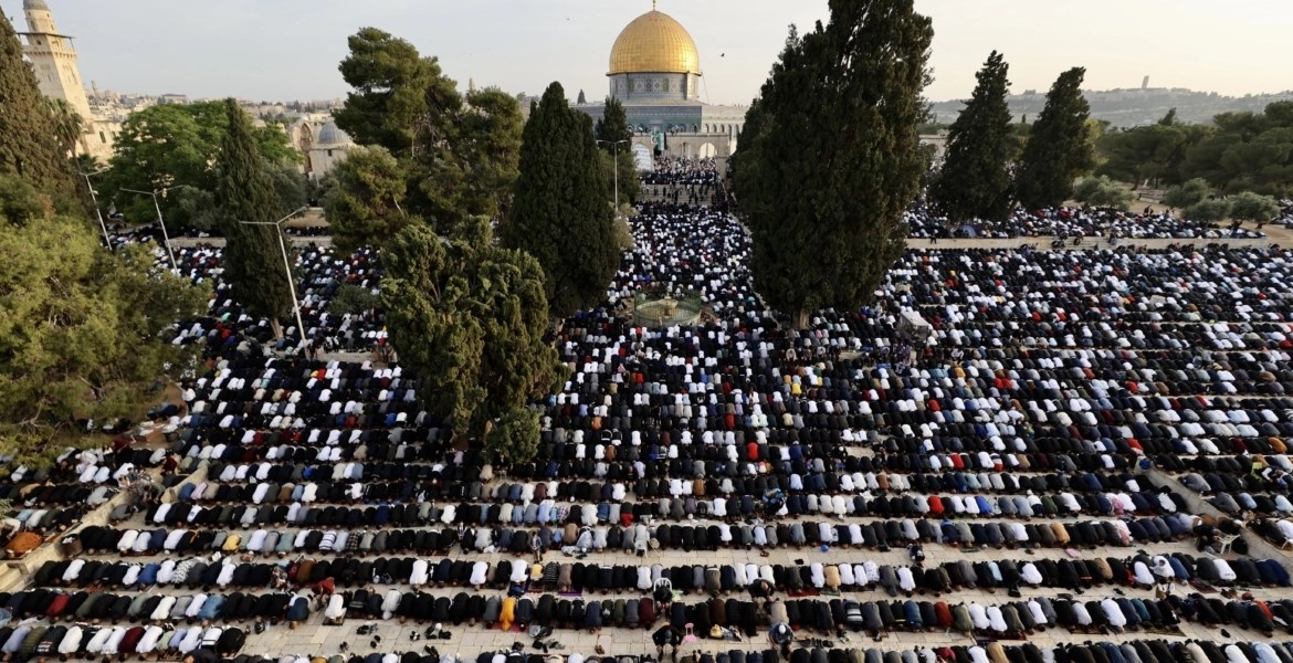 200,000+ worshipers perform Eid Al-Fitr prayers at Al-Aqsa