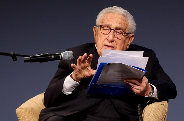 Kissinger: Ukraine should give Russia territory.