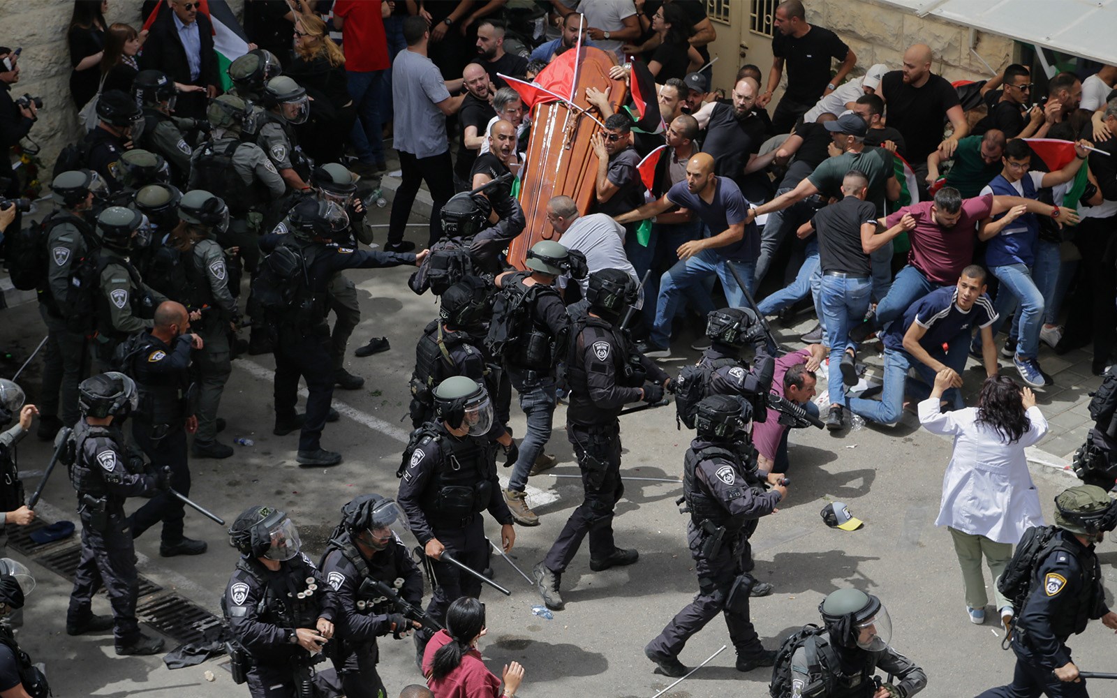 Israeli occupation police assault mourners as they carry the casket of Palestinian journalist Shireen Abu Akleh, almost toppling it, in occupied Al-Quds, May 13, 2022 (AP)