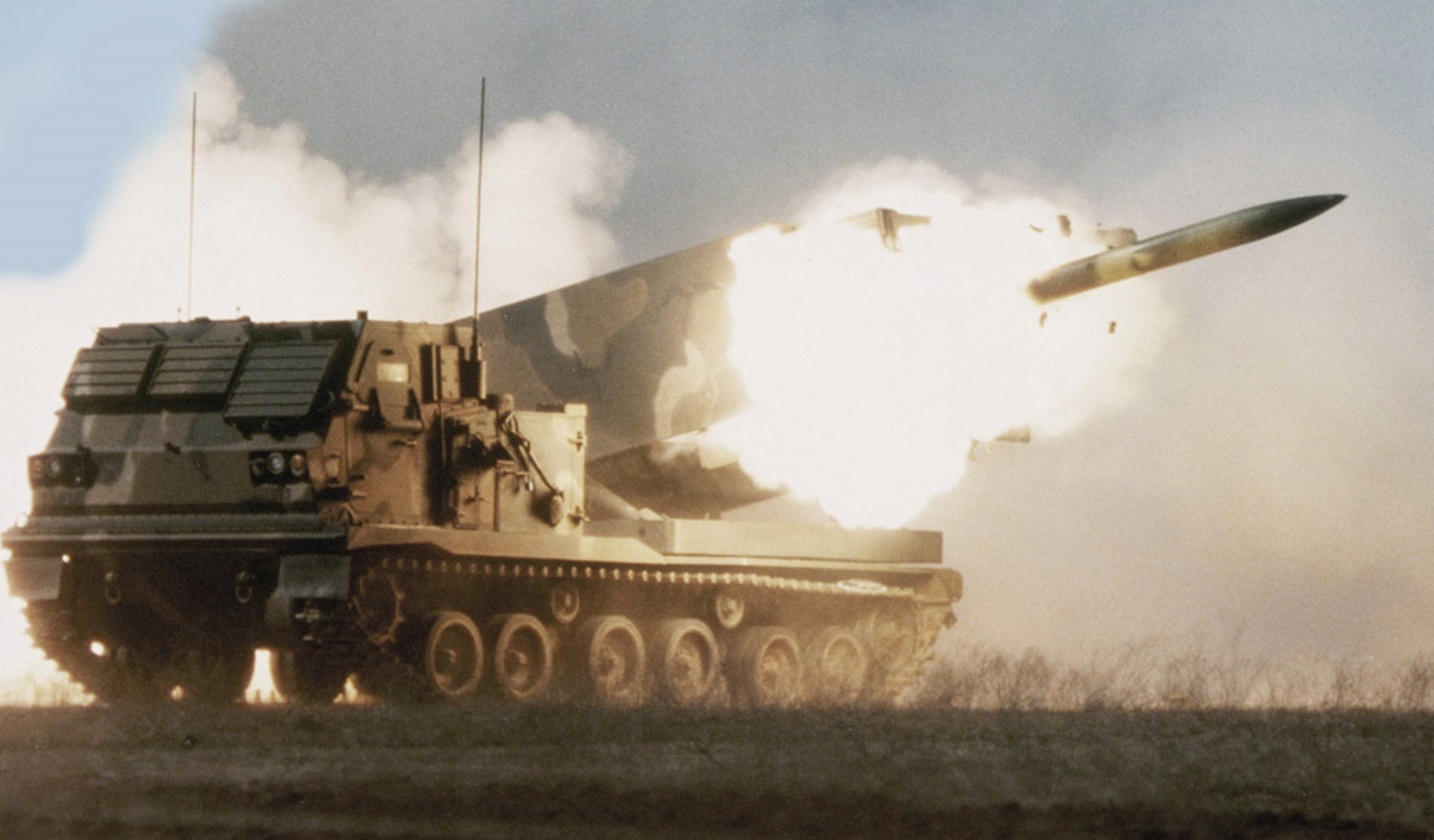  Lockheed Martin Multiple Launch Rocket System (M270)