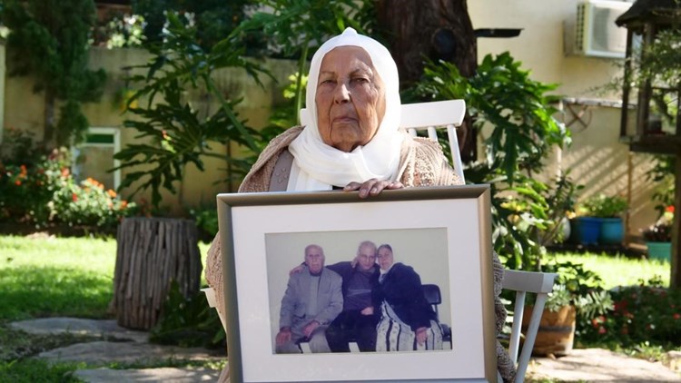 Death pushes Palestinian prisoner and mother further apart .