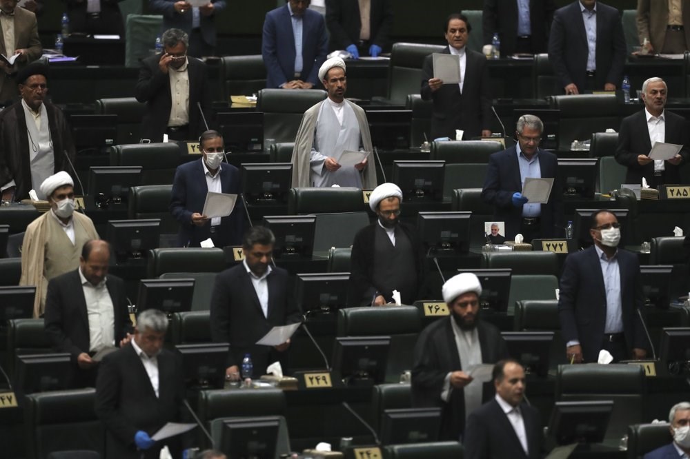 Lawmakers are sworn in during the inauguration of Iran's new parliament, in Tehran, Iran. (Archive)