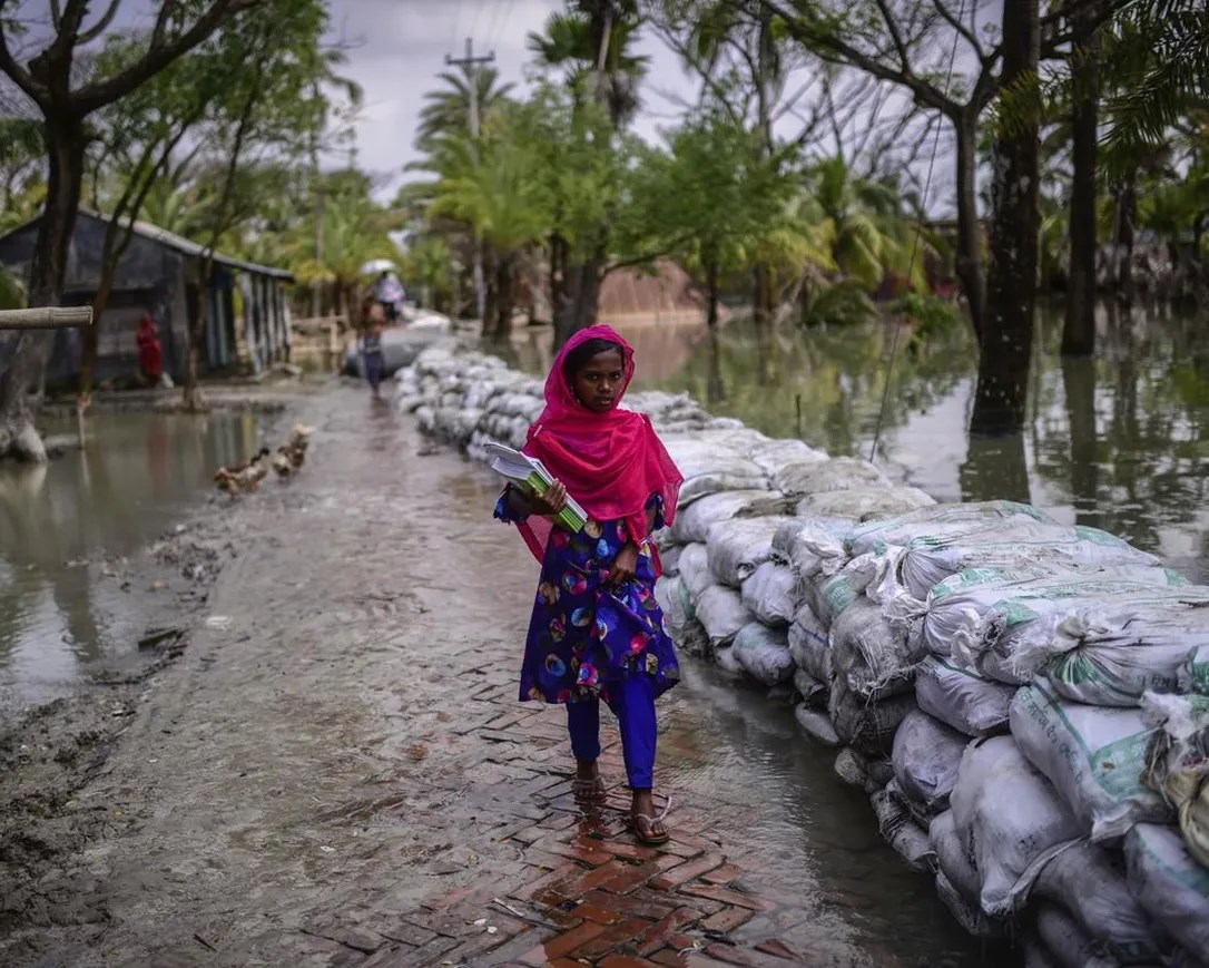 Rich nations halt climate aid to poor at UN talks.