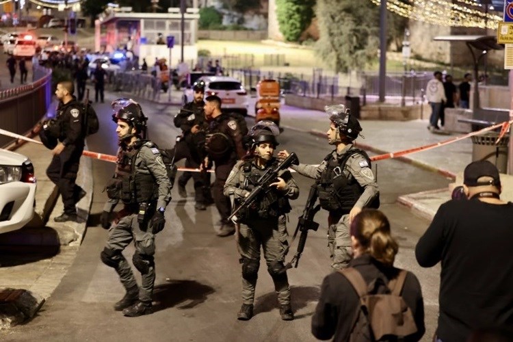 Palestinians confront the IOF in Nablus as the settlers storm Joseph's shrine