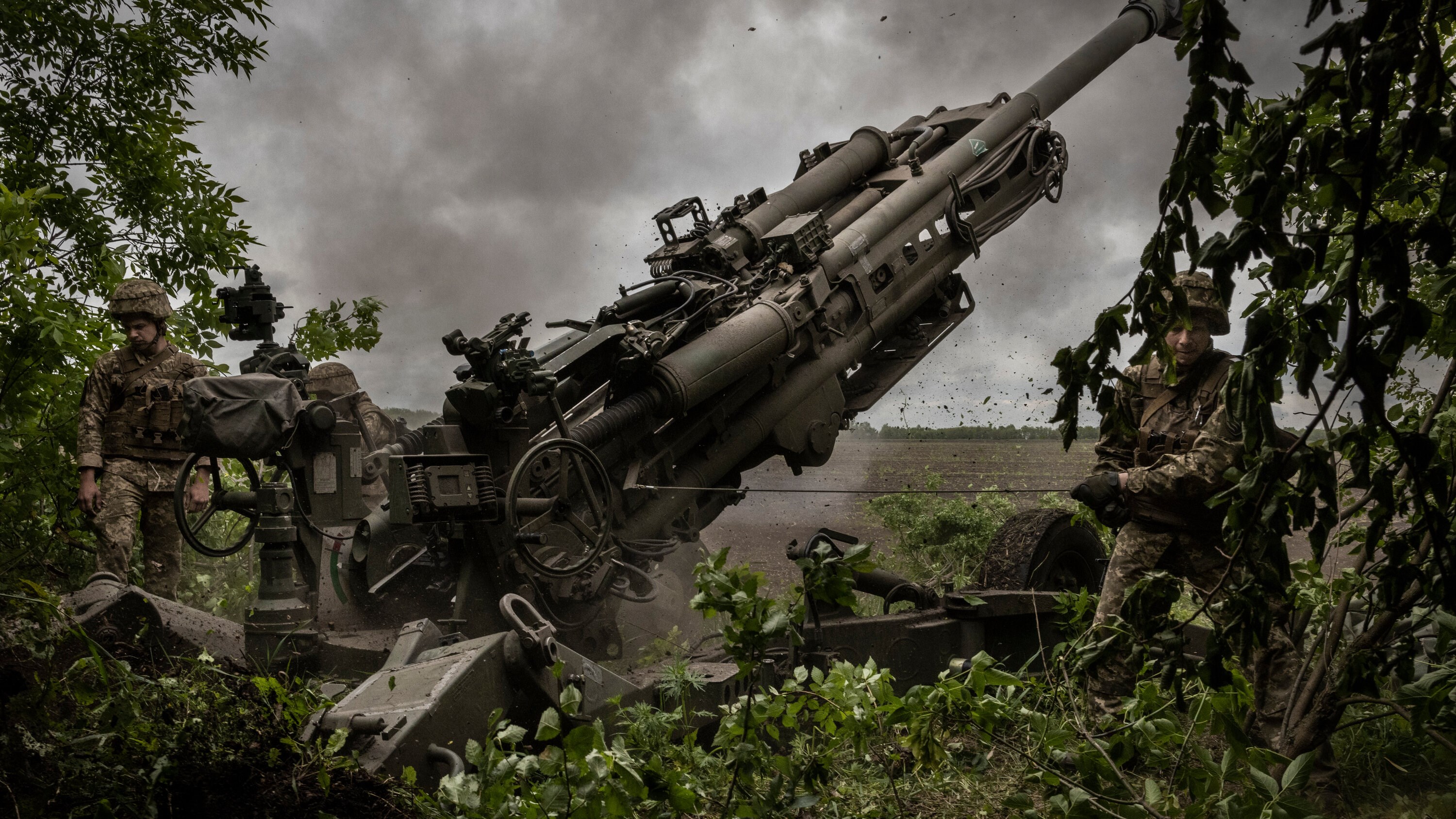 A Ukrainian gun crew fired a M777 howitzer toward the Donetsk People's Republic