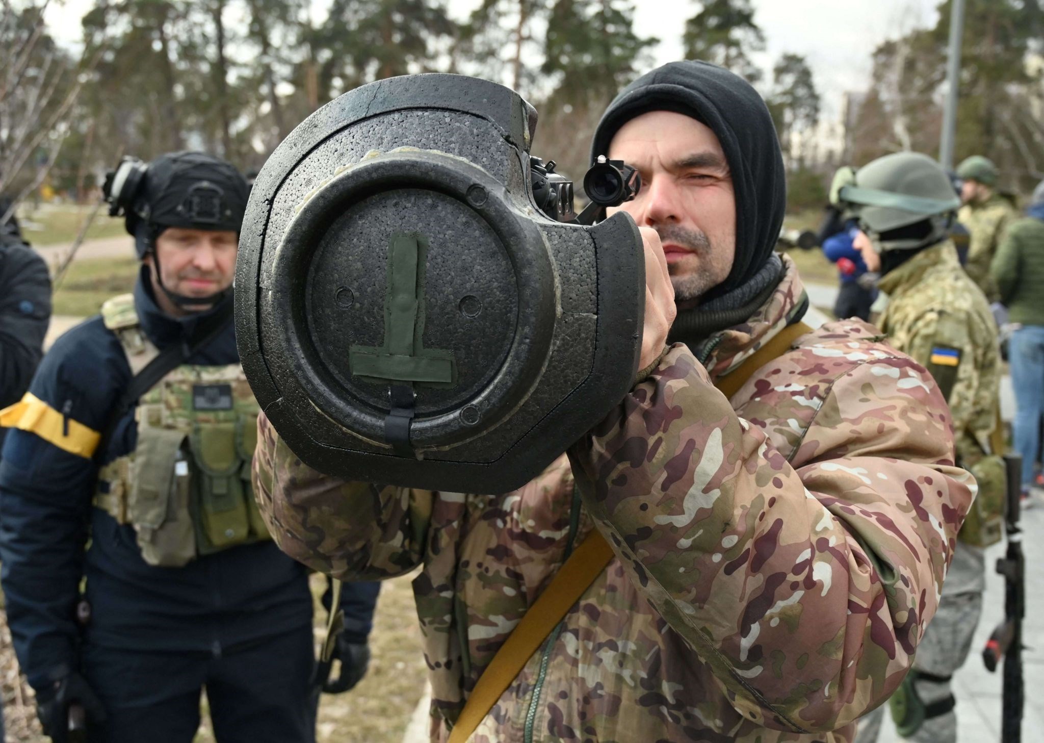 A Ukrainian soldier Holding an NLAW ATGM (Getty images)