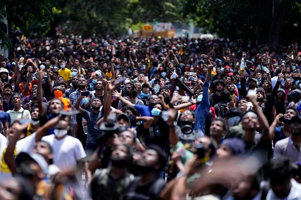 Protesters gather to storm Sri Lankan Prime Minister Ranil Wickremesinghe's office, demanding he resign after president Gotabaya Rajapaksa fled the country amid an economic crisis in Colombo, Sri Lanka, July 13, 2022. (AP)