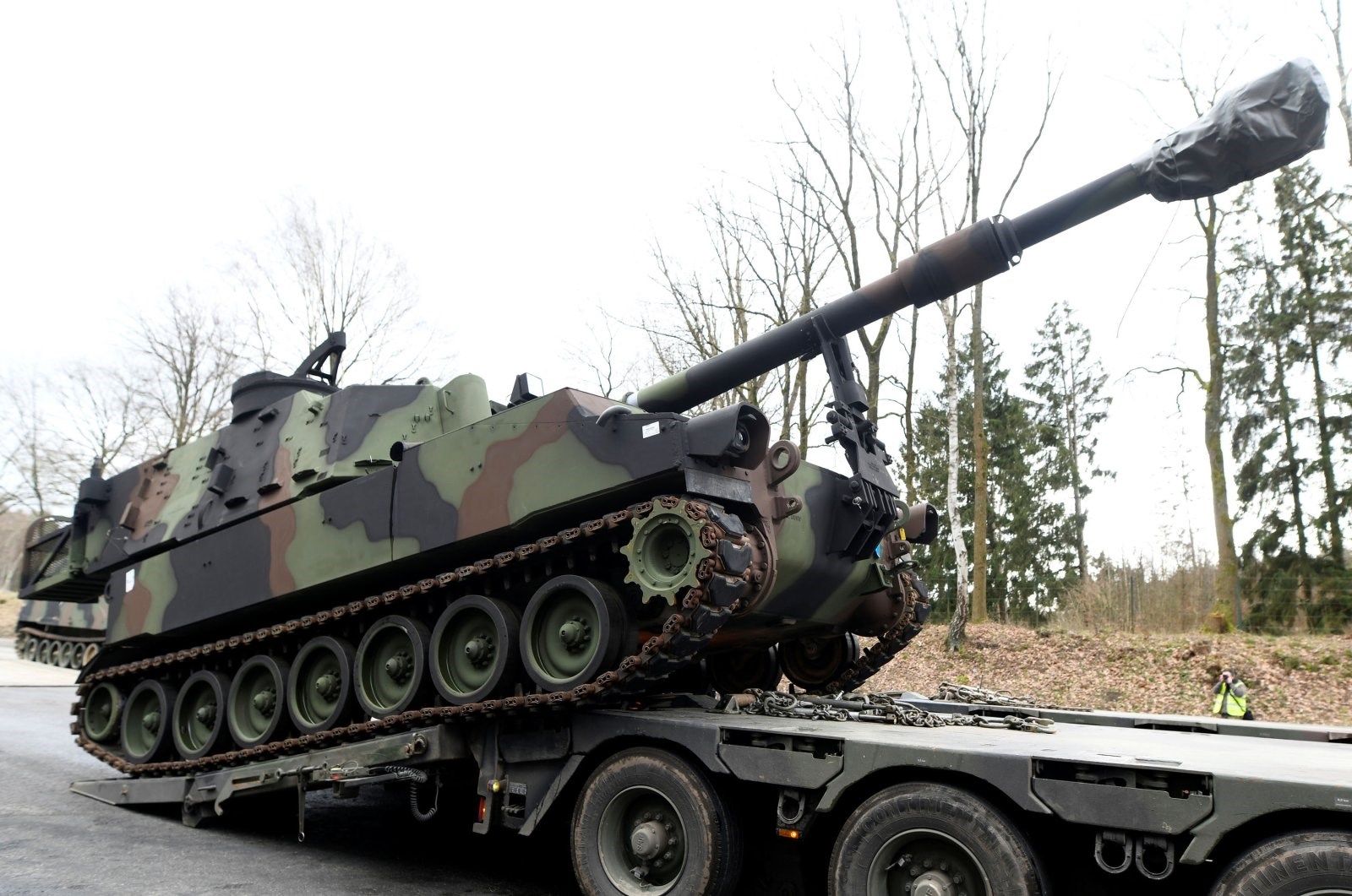 Bundeswehr soldiers load a US M109 tank onto a transporter. (Reuters)