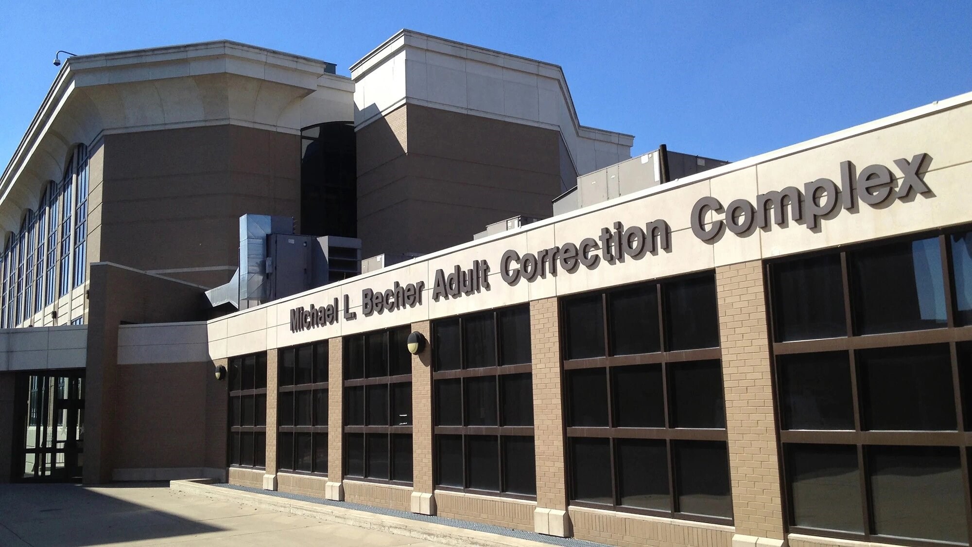 US prison guard sold women's cell keys to men, enabling rape & assault