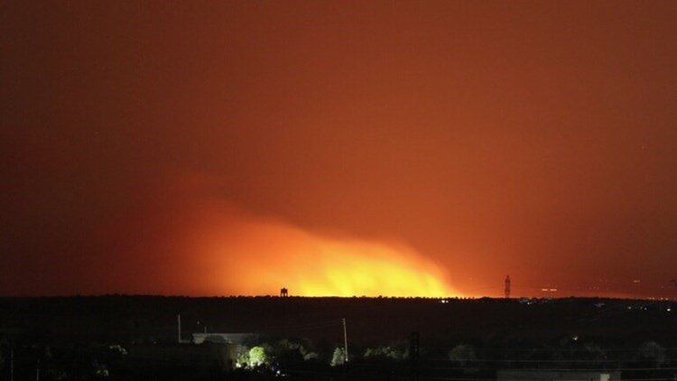 Violent explosions rock US army base in countryside of Deir Ezzor.