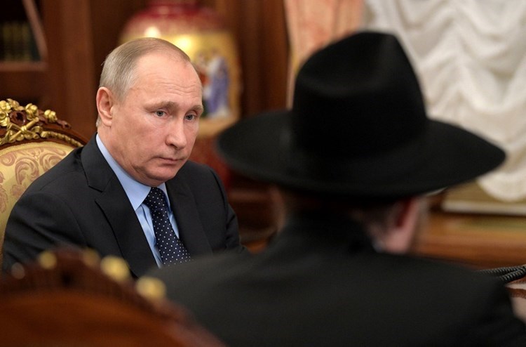 Russian President Vladimir Putin speaks with the Chief Rabbi of Russia in Moscow (Archive).