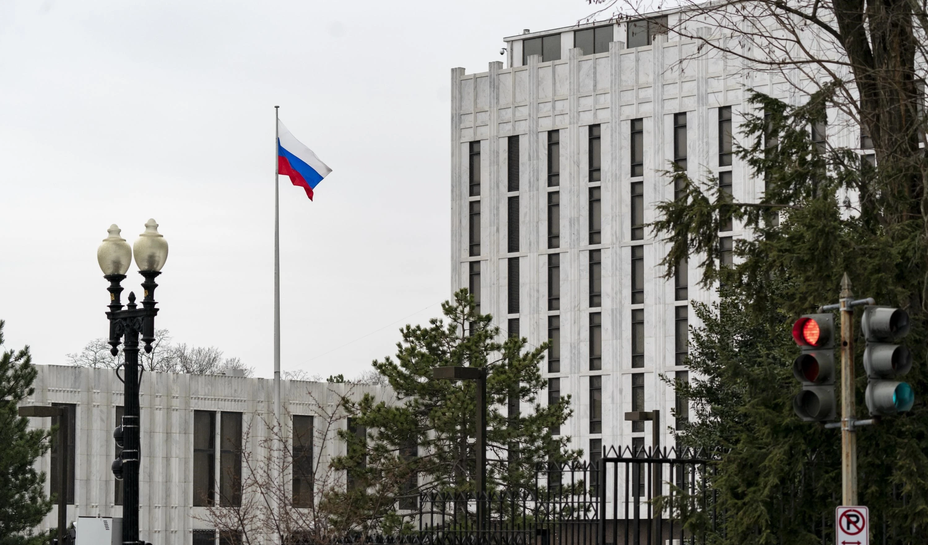 The embassy is monitoring. Российское посольство в Вашингтоне. Американское посольство в Белграде. Здание российского посольства в Вашингтоне.
