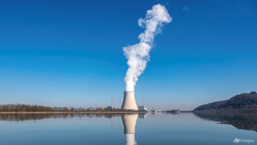Een foto van de Isar 2 kerncentrale in Essenbach, Duitsland is gemaakt op 3 maart 2022 (Fotobestand: Armin Weigel / dpa via AP)