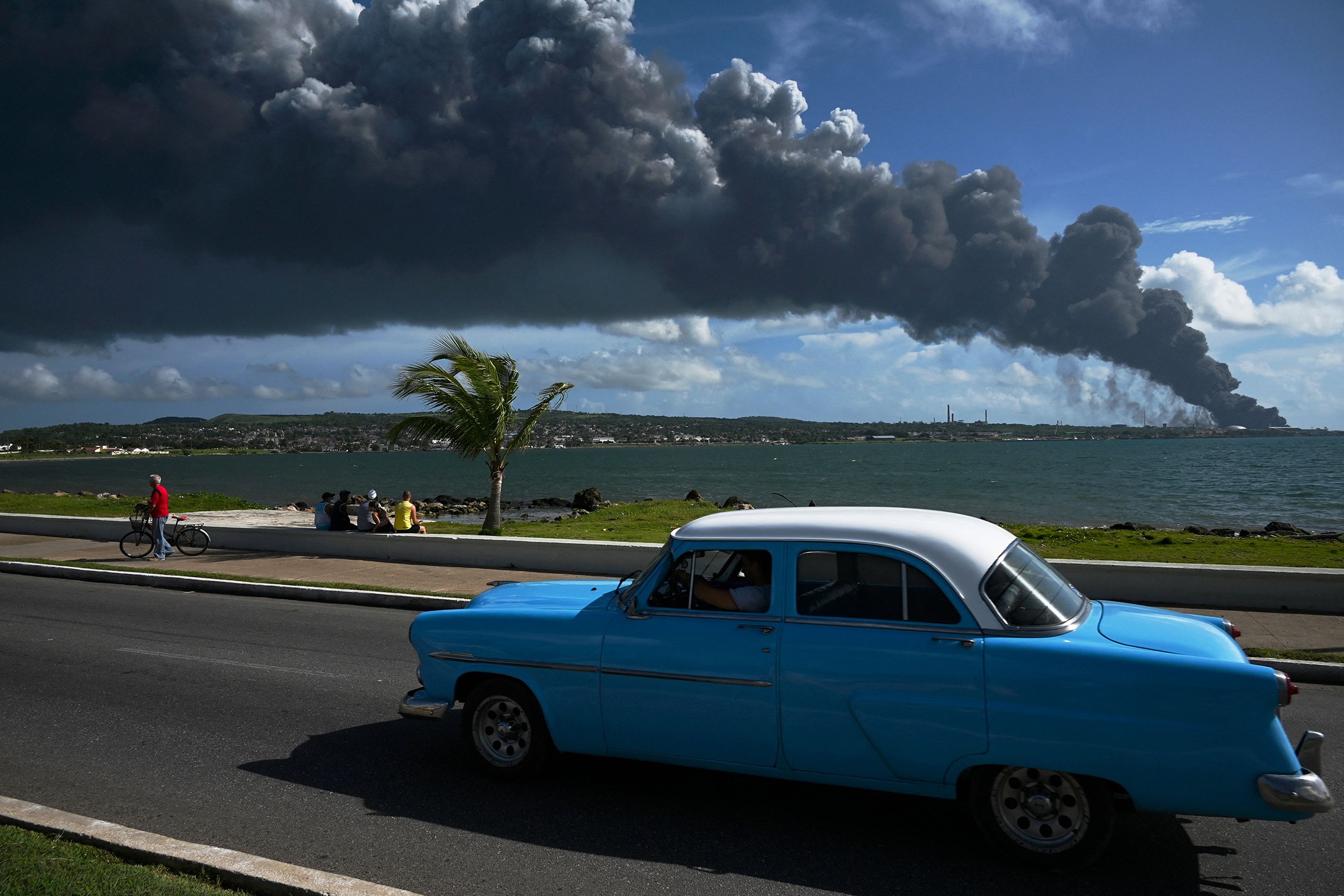 Black smoke from the fire in Matanzas, Cuba (Bloomberg)