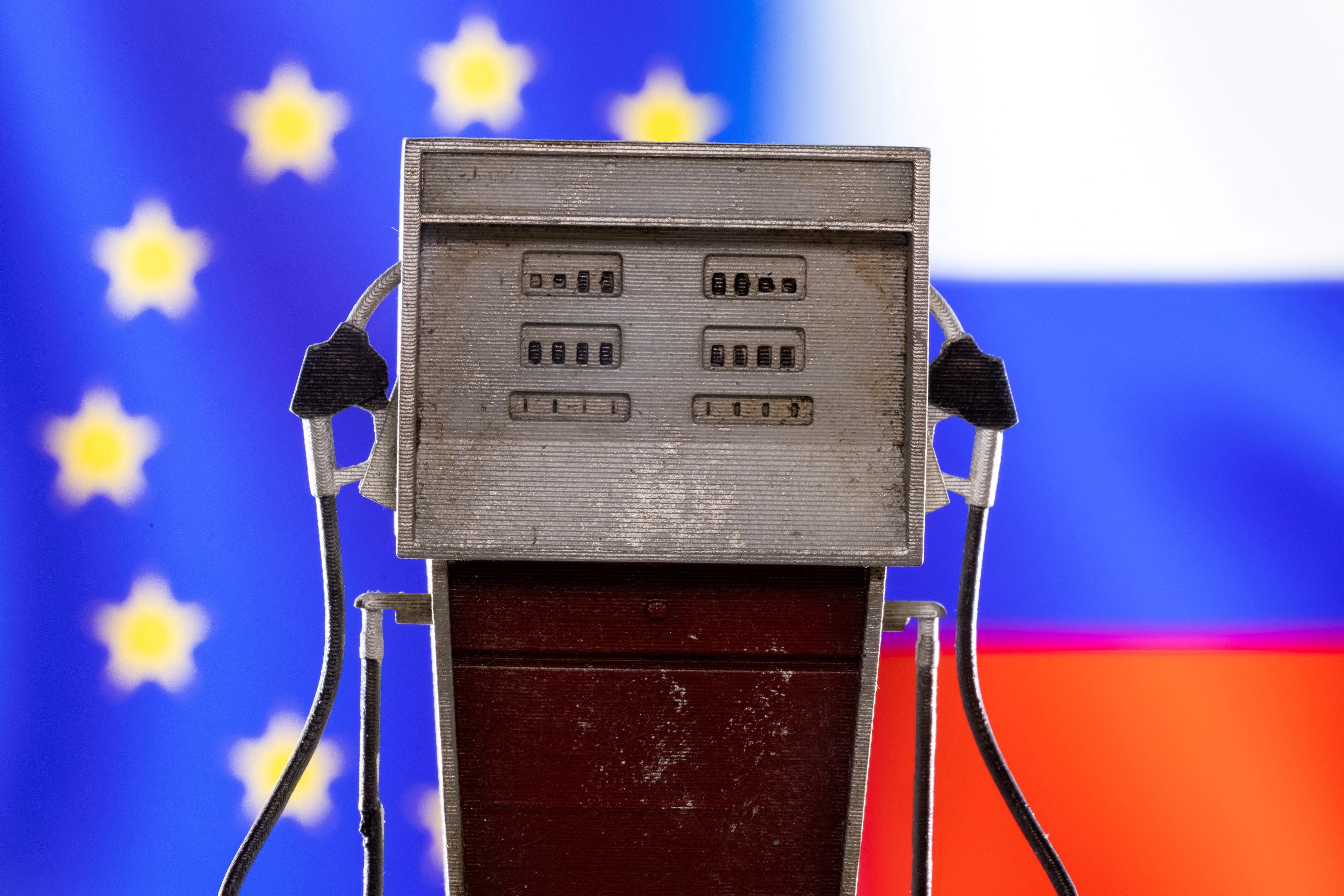 Model of petrol pump is seen in front of EU and Russian flag colors in this illustration taken March 25, 2022. REUTERS/Dado Ruvic/Illustration/File Photo.