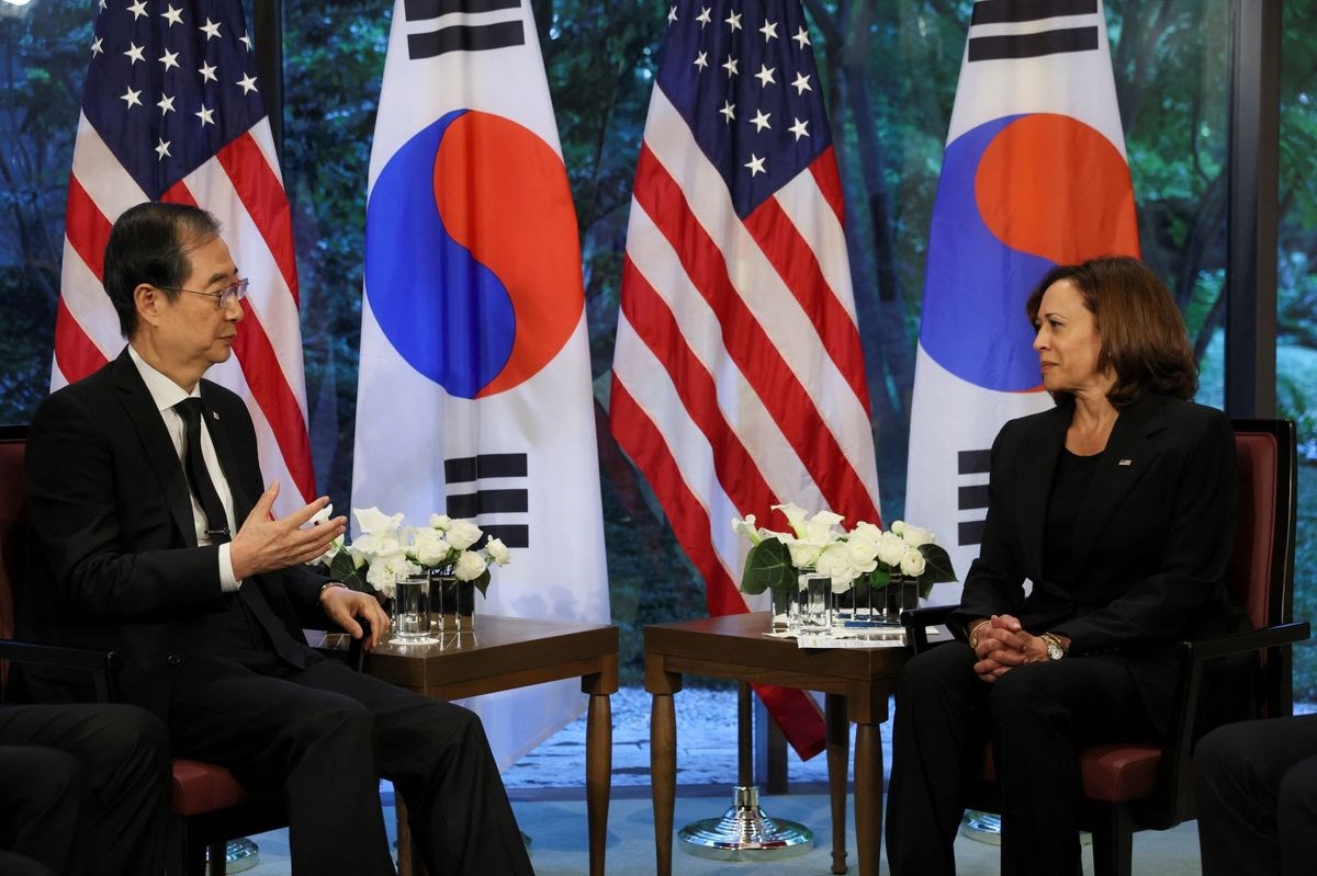 US VP Kamala Harris with South Korean President Han Duck-soo in Tokyo (AFP)