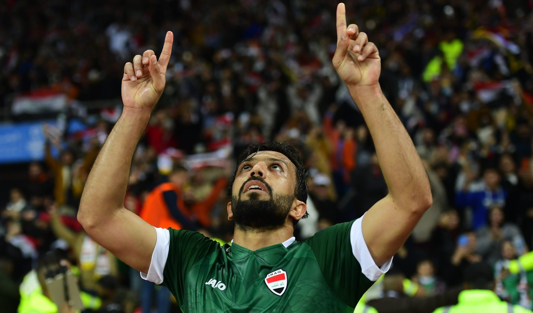 لاعب كرة القدم العراقي مصطفى نديم بعد فوزه في مباراة البصرة (تويتر)