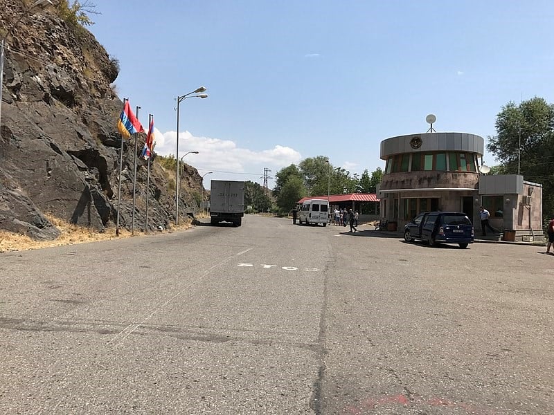 Checkpoint in the Lachin corridor in 2017 (Benoît Prieur/Wikimedia commons)